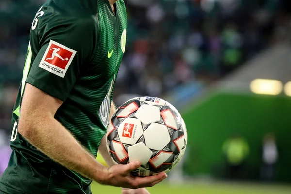 ヴォルフスブルク ドイツ 2018 サッカー選手 マクシミリアン アーノルドは 2018 2019 シーズンでブンデスリーガ公式ボールを取る ミケーレ — ストック写真