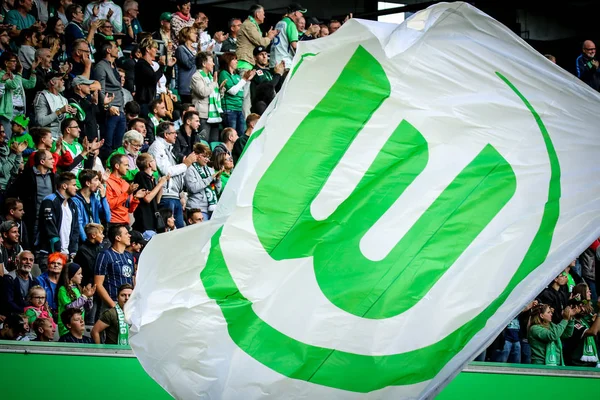 Wolfsburg, Almanya, 11 Ağustos 2018: Vfl Wolfsburg hayranları bir bundesliga sırasında çevresinde büyük bayrağı Wolfsburg Volkswagen Arena maç. Michele Morrone tarafindan fotograf.