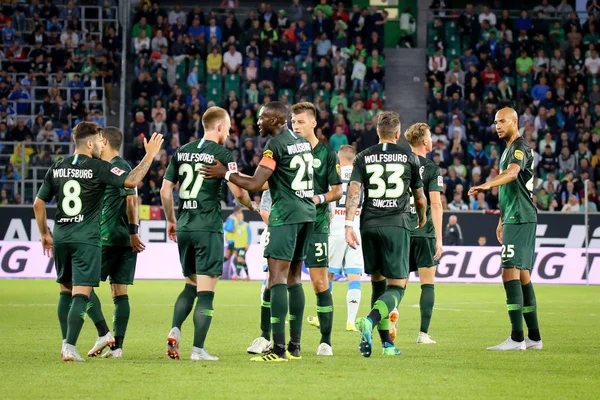 Wolfsburg, Almanya, 11 Ağustos 2018: Vfl Wolfsburg futbolcular kutluyor zafer Volkswagen Arena bir maç sırasında 2018-2019 sezon. Michele Morrone tarafindan fotograf.