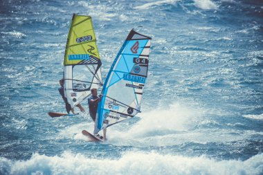 Tenerife, Kanarya Adaları - 10 Ağustos 2017. PWA Dünya Kupası 2017. Avrupa rüzgar sörfçüleri Pons Josep ve Voget Klaas Tenerife windsurf Dünya Kupası sırasında eylem. Michele Morrone tarafindan fotograf.