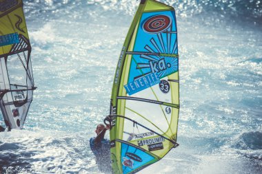 Tenerife, Kanarya Adaları - 10 Ağustos 2017. PWA Dünya Kupası 2017. Erkek Tenerife windsurf Dünya Kupası sırasında Sanchez Omar adet Rüzgar Sörfü.