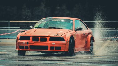 Milan, İtalya - 03 Haziran 2018: Bmw drift araba gösterisi yağmur ile açık havada sırasında ben Drift Show Il Destriero yapar. Michele Morrone tarafindan fotograf.