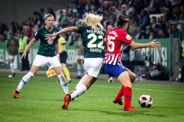 Wolfsburg, Almanya 18 Ekim 2018. Kadın futbolcular, Pernille Harder ve Silvia Meseguer Bellido, eylem sırasında Uefa Kadınlar Şampiyonlar Ligi maç. VfL Wolfsburg - atletik Madrid. 18 Ekim 2018 Wolfsburg, Almanya. Michele Morr tarafından (fotoğraf