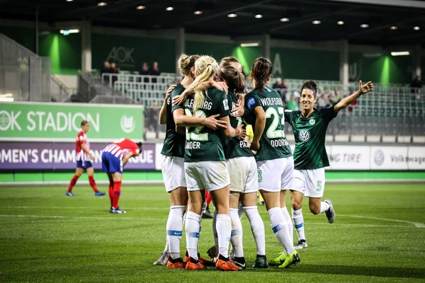Wolfsburg, Almanya 18 Ekim 2018. Wolfsburg'ın kadın takım sırasında üçüncü gol kutluyor Uefa Kadınlar Şampiyonlar Ligi maç. VfL Wolfsburg - atletik Madrid. 18 Ekim 2018 Wolfsburg, Almanya.
