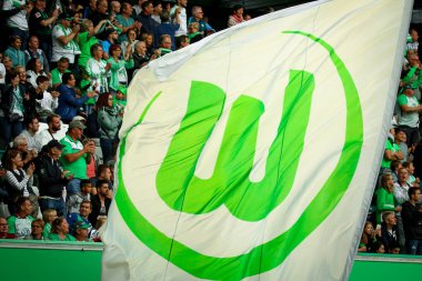Wolfsburg, Almanya, 11 Ağustos 2018: Vfl Wolfsburg hayranları Wolfsburg Volkswagen Arena çevresinde büyük bayrağı. Michele Morrone tarafindan fotograf.