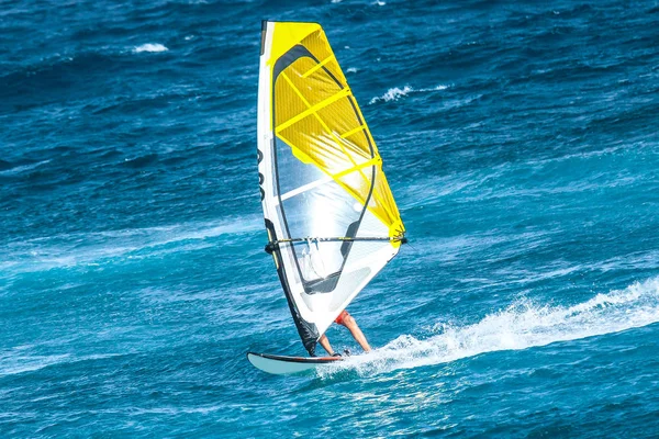 Sport Estivi Windsurfer Cavalcando Onde Durante Una Giornata Estiva Soleggiata — Foto Stock