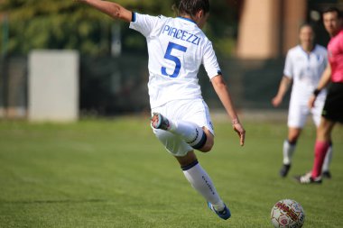 Bergamo, İtalya, 14 Nisan 2018: Eleonora Piacezzi, Atalanta ile Sassuolo arasında oynanan İtalya şampiyonasında topa tekme attı. (Michele Morrone tarafindan foto)