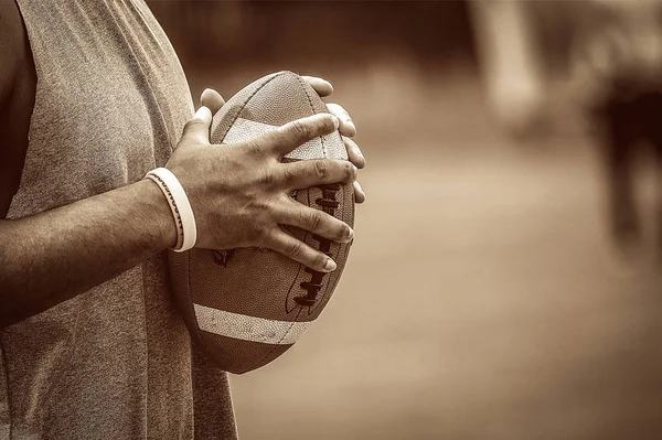 Jogador Futebol Americano Segurando Bola Entre Mãos Estilo Cor Marrom — Fotografia de Stock