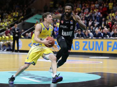 Braunschweig, Almanya, 02 Mart 2019: Joe Rahon ve Gabriel Olaseni Volkswagen Halle'de Lowen Braunschweig ve s.Oliver Wurzburg arasındaki maç sırasında iş başında.