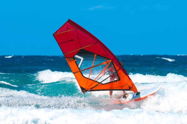 Vodní Sporty Windsurfer Červenou Oranžovou Plachtou Vlnách Během Slunečného Letního — Stock fotografie