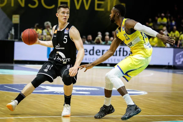 Braunschweig, Almanya, 16 Mart 2019: Thomas Joseph Bray ve Bazoumana Kone Volkswagen Halle'de Lowen Braunschweig ve Rasta Vechta arasında oynanan Alman Bbl maçında iş başında.