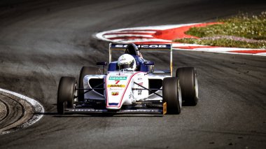 Oschersleben, Almanya, 26 Nisan 2019: Motorsport Arena Oschersleben'de Alman Formula 4 sırasında Roman Stanek'in kullandığı Us Racing Chrs tek kişilik araba.