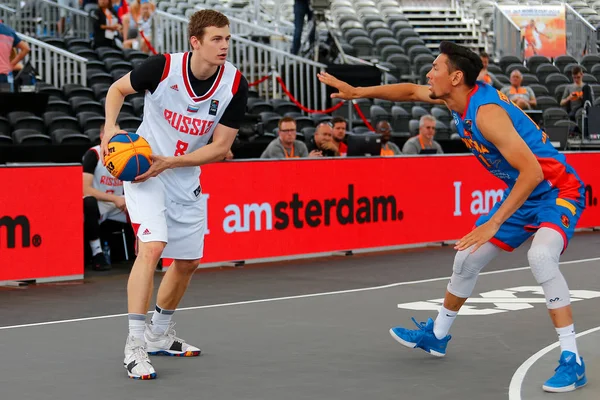Amsterdam, Hollanda, 18 Haziran 2019: Daniil Abramovskii ve Tserenbaatar Enkhtaivan, Amsterdam'da düzenlenen 2019 Basketbol 3x3 Dünya Kupası'nda Rusya - Moğolistan basketbol maçında iş başında. (fotoğraf: Michele Morrone)