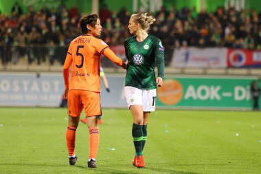 Wolfsburg, Almanya, 27 Mart 2019: Saki Kumagai ve Alexandra Popp AOK Stadyumu 'nda oynanan VfL Wolfsburg-Olympique Lyon maçında.