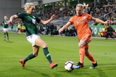 Wolfsburg, Almanya, 27 Mart 2019: Eugenie Le Sommer ve Lena Goeling AOK Stadyumu 'nda oynanan VfL Wolfsburg-Olympique Lyon maçında.