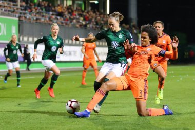 Wolfsburg, Almanya, 27 Mart 2019: AOK Stadion 'da oynanan VfL Wolfsburg Olympique Lyon maçında Fransız rakiplerine karşı çarpışan Ewa Pajor.