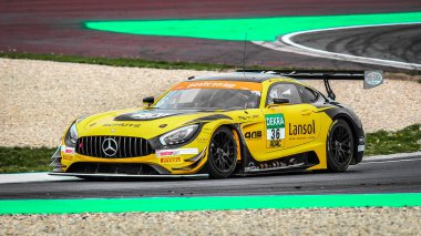 Oschersleben, Deutschland, 27 Nisan 2019Aidan Read, Oschersleben 'deki Motorsport Arena' da bir GT MASTER araba yarışı sırasında Schutz Motorsport tarafından bir Mercedes AMG GT3 kullanıyor..