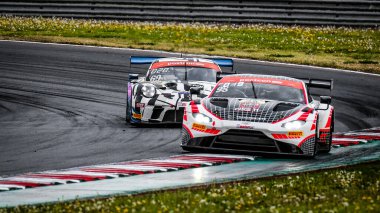 Oschersleben, Deutschland, 27 Nisan 2019 yarış pilotu Hugo de Sadeleer Motorsport Arena 'daki bir GT Ustası araba yarışı sırasında PRO zirvesinden Aston Martin' i sürüyor.