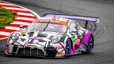 Oschersleben, Deutschland, 27 Nisan 2019 Jan Erik Slooten bir GT Ustası araba yarışı sırasında Porsche 911 GT3-R kullanıyor.
