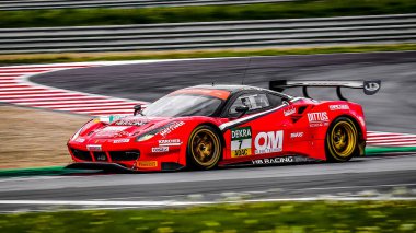 Oschersleben, Deutschland, 28 Nisan 2019Sebastian Asch GT Ustası araba yarışı sırasında Ferrari 488 GT3 kullanıyor.