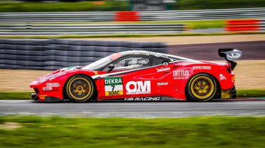 Oschersleben, Deutschland, 28 Nisan 2019 yarış sürücüsü Sebastian Asch GT Master Arena 'da araba yarışı sırasında Ferrari 488 GT3 kullanıyordu.