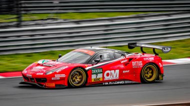 Oschersleben, Deutschland, 28 Nisan 2019 Alman yarış pilotu Sebastian Asch GT Master otomobil yarışı sırasında Ferrari 488 GT3 'ünü Almanya' daki Motorsport Arena 'da kullanıyordu..