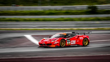 Oschersleben, Deutschland, 28 Nisan 2019 Alman sürücüsü Sebastian Asch Oschersleben 'deki Motorsport Arena' da GT Ustası araba yarışı sırasında Ferrari 488 GT3 'ünü kullanıyordu..