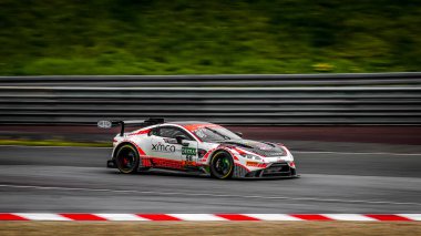 Oschersleben, Deutschland, 28 Nisan 2019 yarış pilotu Hugo de Sadeleer Oschersleben 'deki Motorsport Arena' da GT Ustası araba yarışı sırasında Propeak Performansı ile Aston Martin 'i sürüyor..