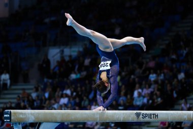 Szczecin, Polonya, 14 Nisan 2019: Sanatsal jimnastik şampiyonası sırasında Ukraynalı Anastasya Bachynska denge aletinde yarışıyor