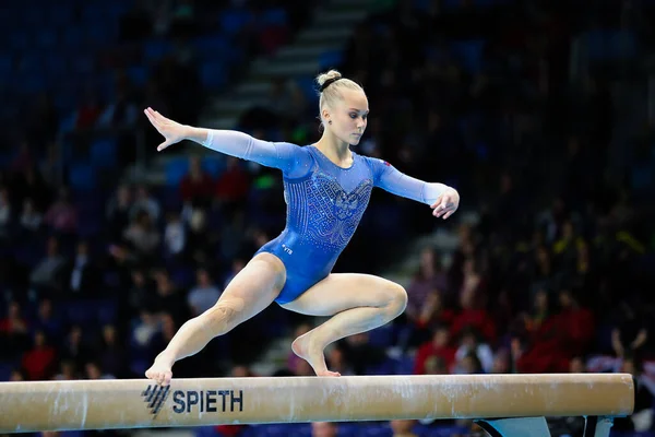 Szczecin, Polonya, 11 Nisan 2019: Rus Angelina Melnikova, sanatsal jimnastik şampiyonası sırasında denge aletinde yarışıyor