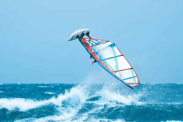 Sport Acquatici Windsurfer Fare Salto Acrobatico Tra Onde Spruzzare Acqua — Foto Stock