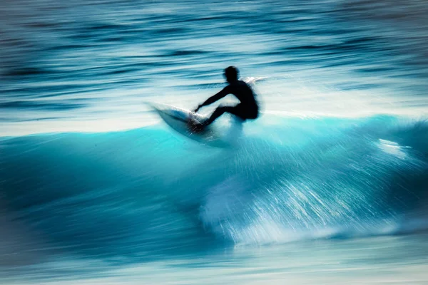 Desenfoque Movimiento Surfista Que Monta Ola Océano Azul Durante Temporada — Foto de Stock