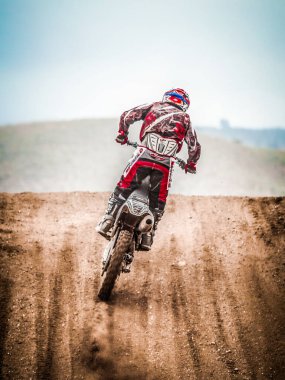 San Miguel, İspanya, 21 Mayıs 2017: Meçhul motokros sürücüsü bölgesel Motocross Tenerife şampiyonası sırasında yarışır.