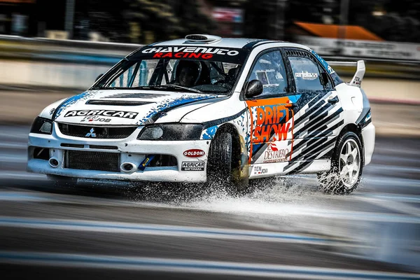 Milan, İtalya, 3 Haziran 2018: Beyaz Mitsubishi Lancer Evolution, Milano 'daki Iper Drive' da 1. Drift Show II..