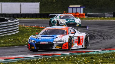 Oschersleben, Deutschland, 27 Nisan 2019: Oschersleben, Oschersleben 'deki Motorsport Arena' da GT MASTER araba yarışı sırasında HCB-Rutronik Racing 'in Audi R8 LMS' ini kullanan yarışçı Patric Niederhauser.