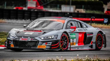 Oschersleben, Almanya, 27 Nisan 2019: Çek yarış pilotu Filip Salaquarda GT Ustası yarışında Audi R8 'i sürüyor