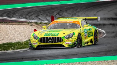Oschersleben, Deutschland, 27 Nisan 2019: Oschersleben, Oschersleben 'deki Motorsport Arena' da bir GT MASTER araba yarışı sırasında Mercedes-AMG GT3 kullanan yarış sürücüsü Fabian Vettel.