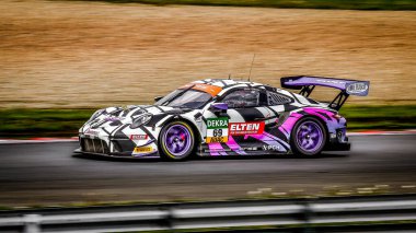 Oschersleben, Almanya, 28 Nisan 2019: Oschersleben, Oschersleben 'deki Motorsport Arena' da GT Ustası sırasında Porsche 911 GT3 R kullanan yarış sürücüsü Jan Erik Slooten.