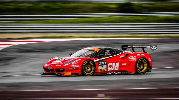 Oschersleben, Deutschland, 28 Nisan 2019: Alman sürücü Sebastian Asch, Oschersleben 'deki Motorsport Arena' da GT Ustası araba yarışı sırasında Ferrari 488 'ini kullanıyordu..