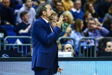 Berlin, Almanya, 04 Ekim 2019: Joan Plaza Zenit St Petersburg baş antrenörü Alba Berlin ve Zenit St Petersburg arasında Berlin 'deki Mercedes Benz Arena' da oynanan basketbol maçında.