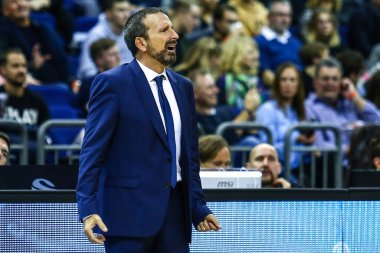 Berlin, Almanya, 04 Ekim 2019: Joan Plaza Zenit St Petersburg baş antrenörü Alba Berlin ve Zenit St Petersburg arasında Berlin, Almanya 'daki Mercedes Benz Arena' da oynanan basketbol maçında.