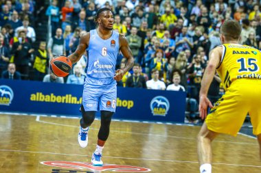 Berlin, Almanya, 04 Ekim 2019: Zenit St Petersburg 'dan Andrew Albicy, Berlin' deki Mercedes Benz Arena 'da Alba Berlin ve Zenit St Petersburg arasında oynanan EuroLeague basketbol maçı sırasında eylem halindedir. (Fotoğraf: Michele Morrone)