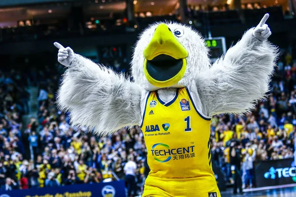 Berlin Niemcy Października 2019 Maskotka Alba Berlin Bawi Publiczność Podczas — Zdjęcie stockowe