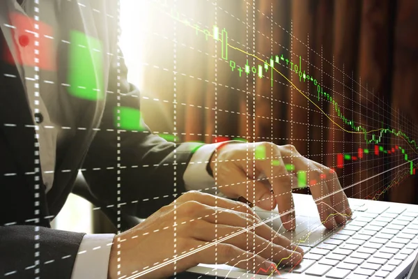 Borsa veya mali grafik ile finansal yatırım kavramı, iş yatırım ve ticaret kavramı için dizüstü bilgisayar kullanarak işadamı çift pozlama.