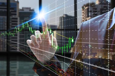 İşadamı çift pozlama touch sanal para borsa veya mali grafik için finansal yatırım kavramı ile.