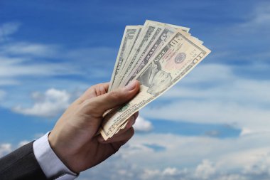 ABD Doları gökyüzü ve bulut arka plan üzerinde ödeme.