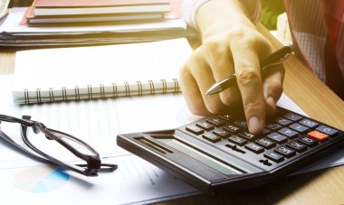 El kullanımı hesap makinesi özelliği için kavram ve ofis Resepsiyon yatırım.  