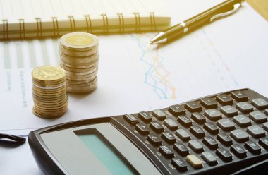 Hesap makinesi ve Tayland mülkiyet kavramı için ve ofis Resepsiyon yatırım sikkeleri.