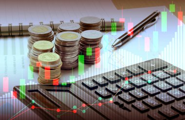 Çift Pozlama hesap makinesi ve Tayland ve borsa ya da finansal grafik için finansal yatırım kavramı sikkeleri.
