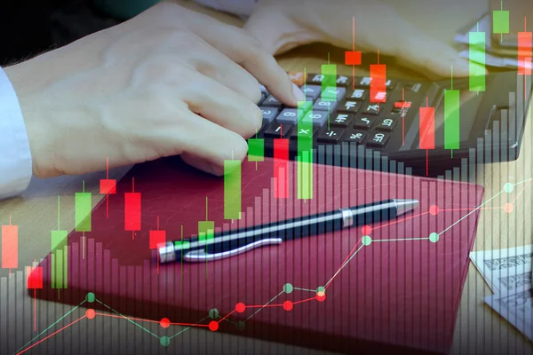 Dubbel Exponering Hand Använder Miniräknare Och Aktiemarknaden Eller Finansiella Diagram — Stockfoto